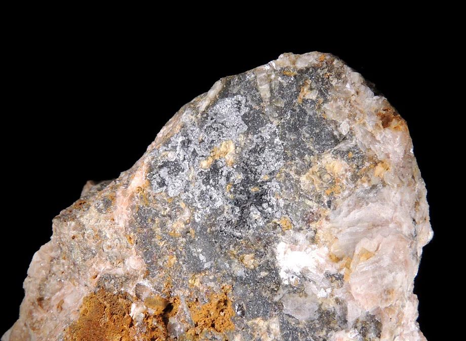 Fotografie minerálu Skutterudit z lokality Wolkenstein - St.Johannes mine, Marienberg, Germany