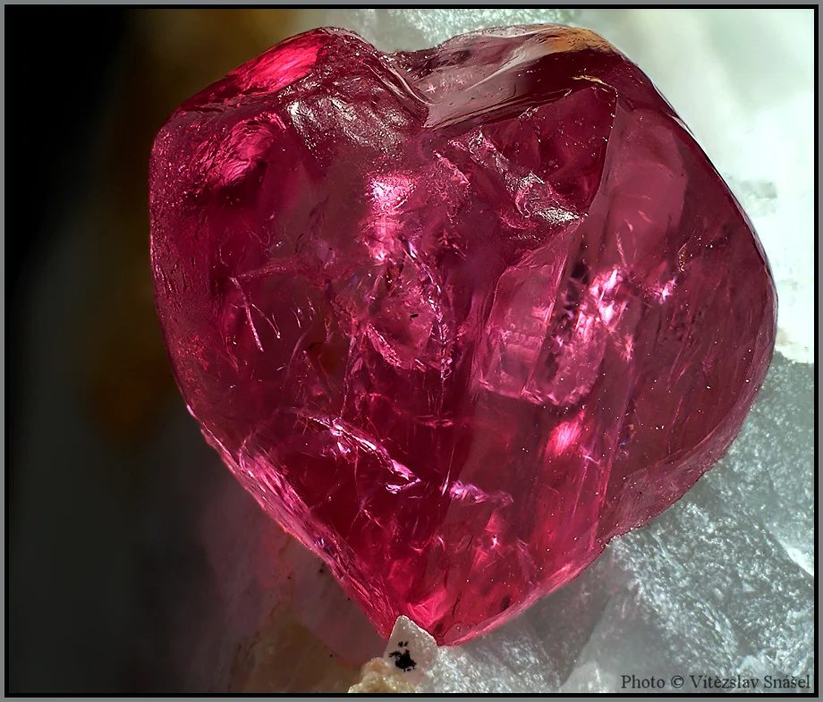 Fotografie minerálu Spinel z lokality Mogok, Myanmar