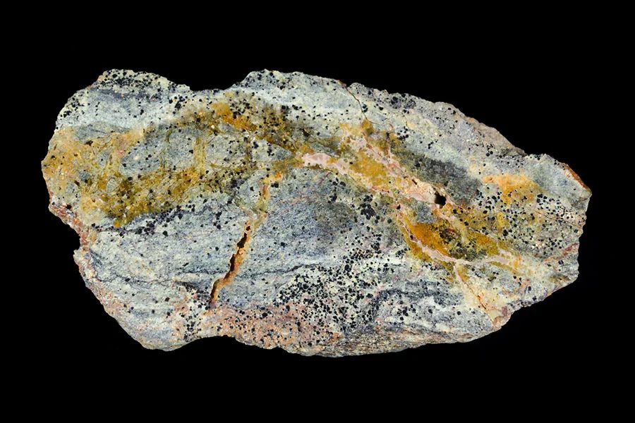 Fotografie minerálů Chromit, Opál z lokality Rožná, Czech Republic