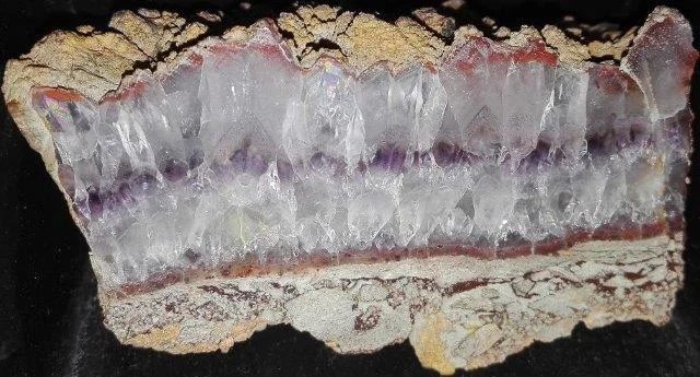 Fotografie minerálu Křemen (var. ametyst) z lokality Horní Halže, Czech Republic