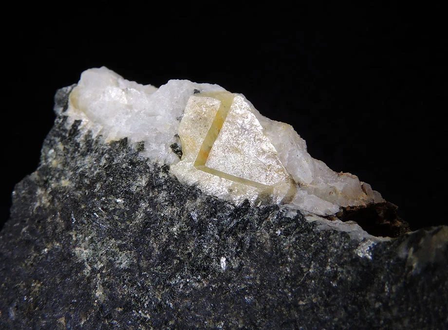 Fotografie minerálu Titanit z lokality Vykmanov u Perštejna, Czech Republic