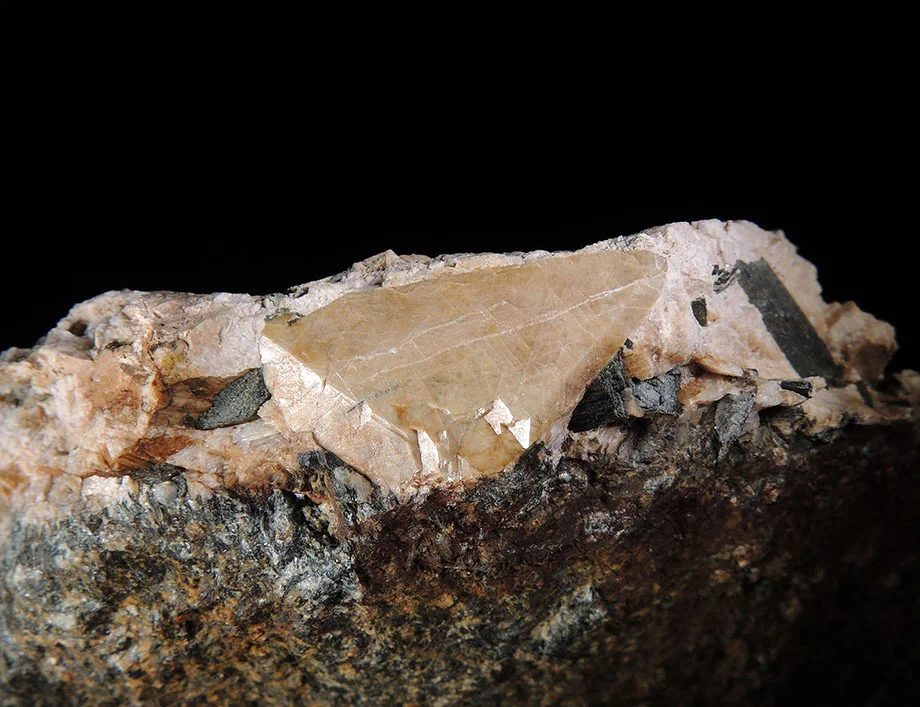 Fotografie minerálu Titanit z lokality Vykmanov u Perštejna, Czech Republic