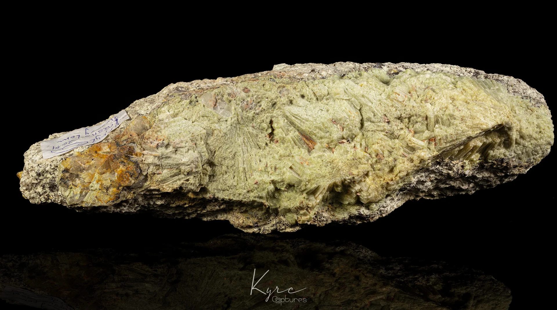 Fotografie minerálu Beryl z lokality Krásno Vysoký kámen-greisen, Czech Republic
