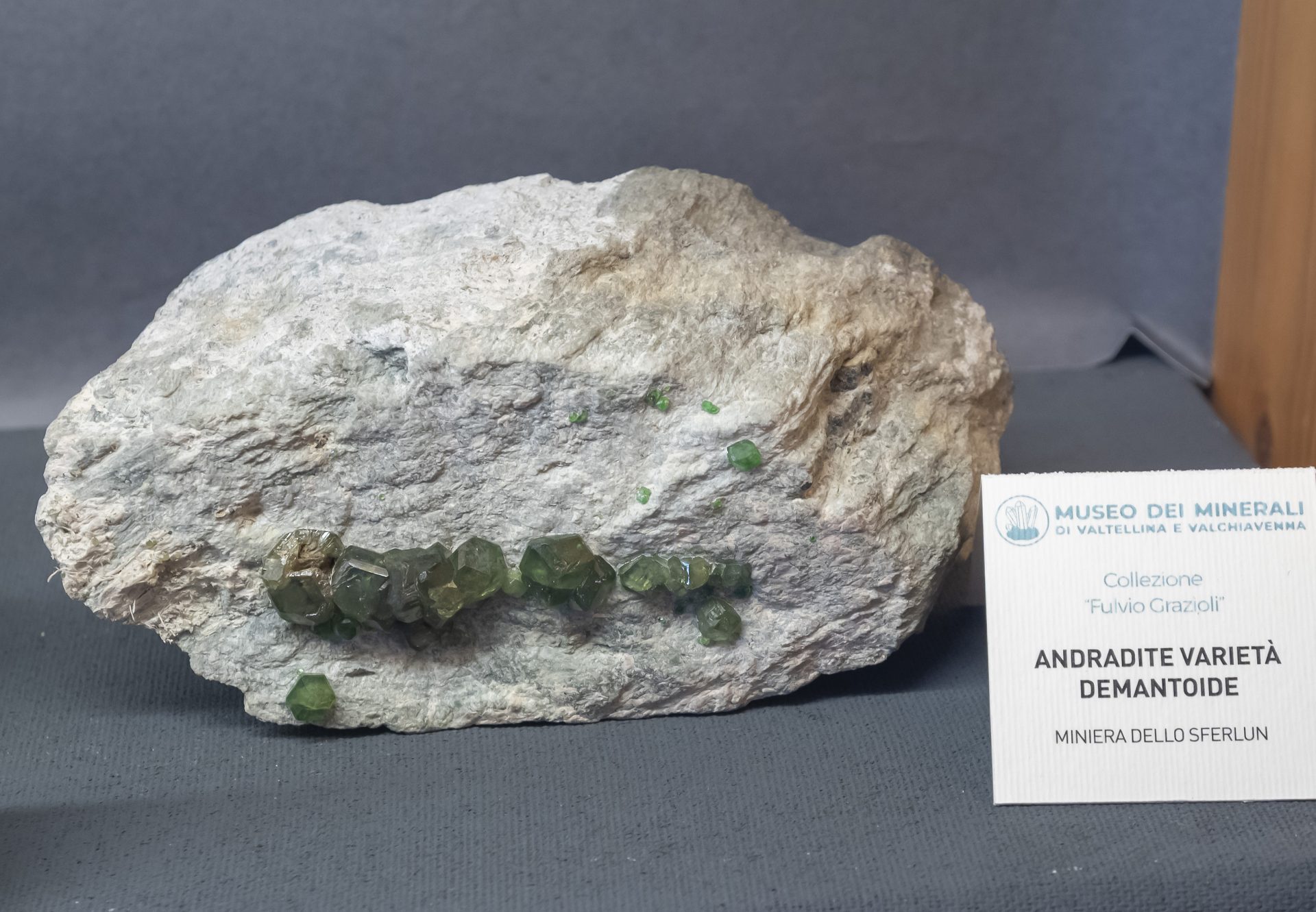Fotografie minerálu Andradit (var. demantoid) z lokality Sferlùn asbestos mine, Lanzada, Sondrio Province, Lombardy, Italy