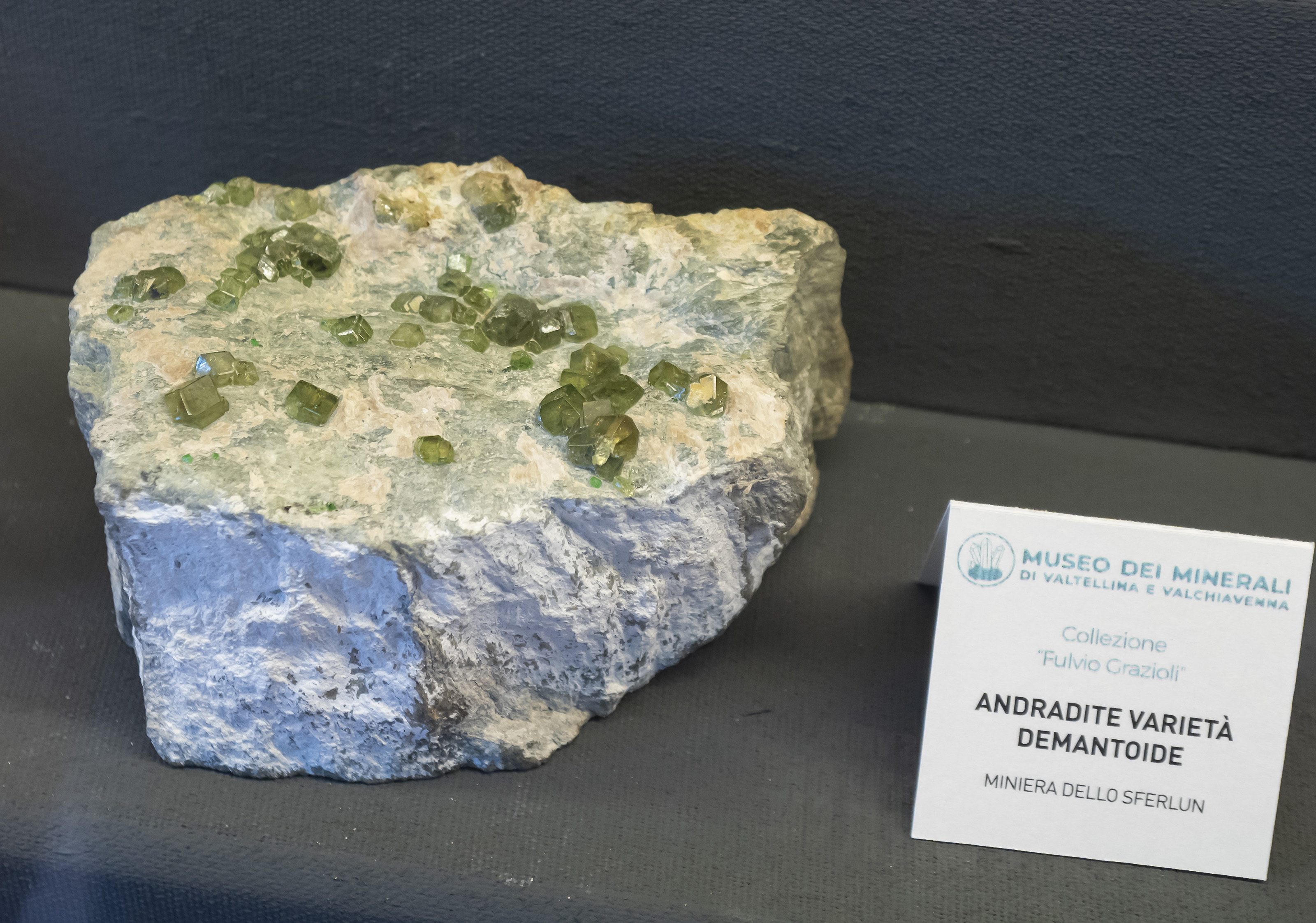 Andradit (var. demantoid)