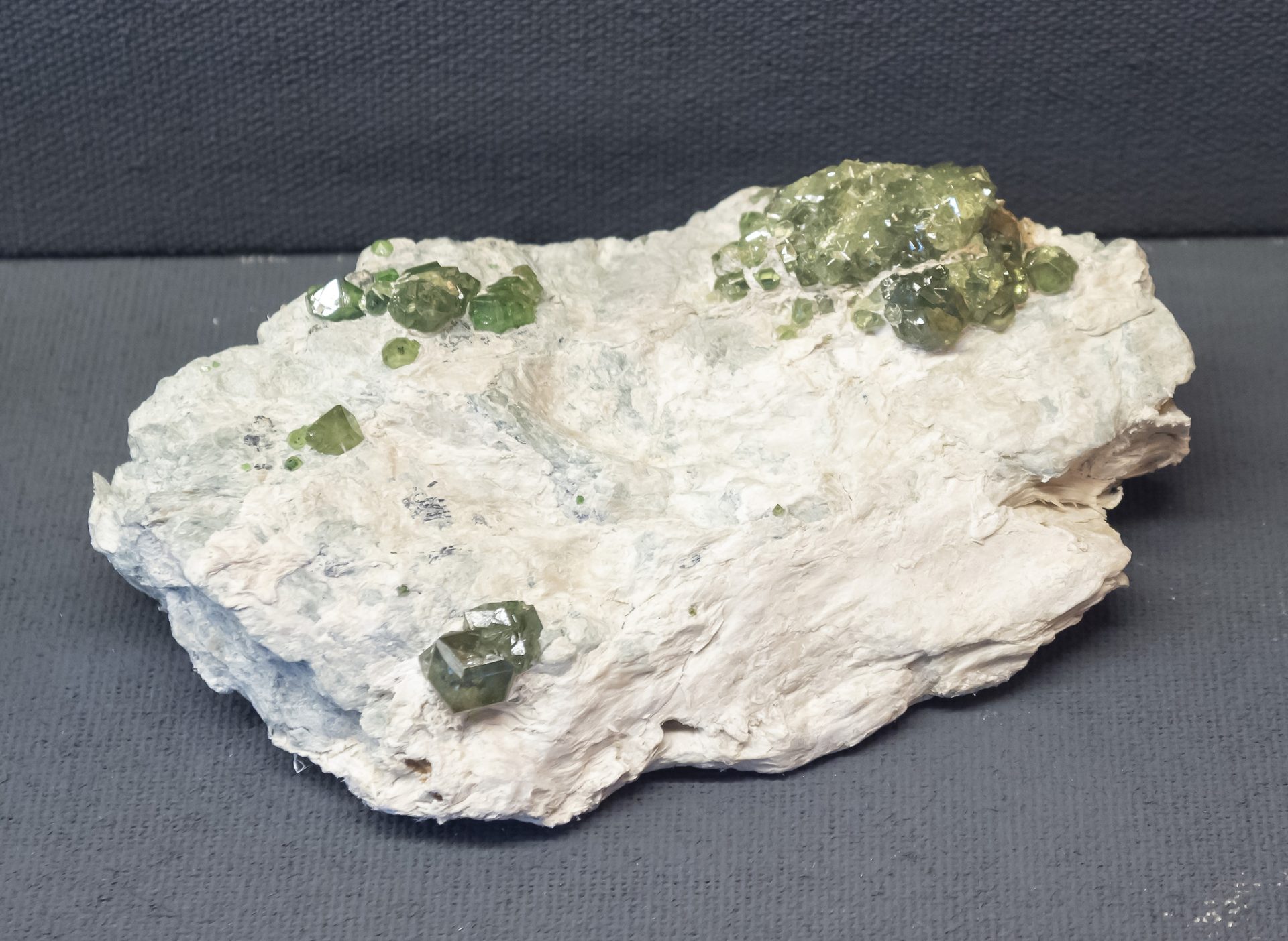 Fotografie minerálů Andradit (var. demantoid), Chryzotil (var. azbest) z lokality Sferlùn asbestos mine, Lanzada, Sondrio Province, Lombardy, Italy