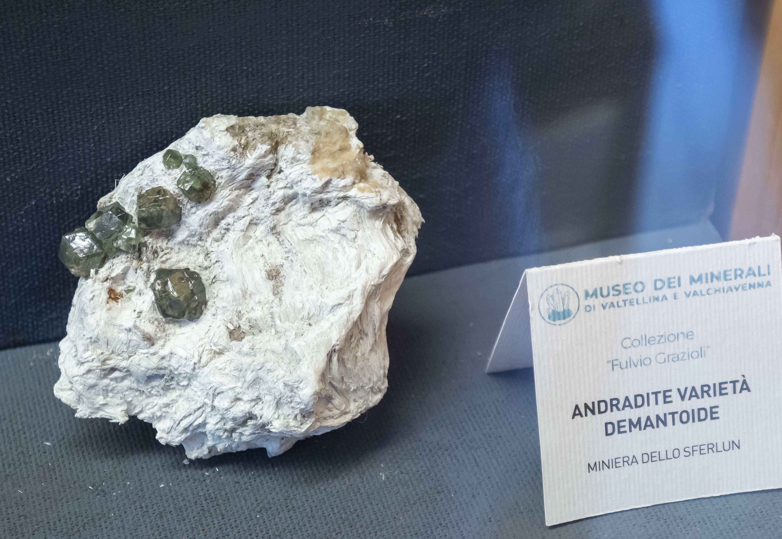 Andradit (var. demantoid), Chryzotil (var. azbest)
