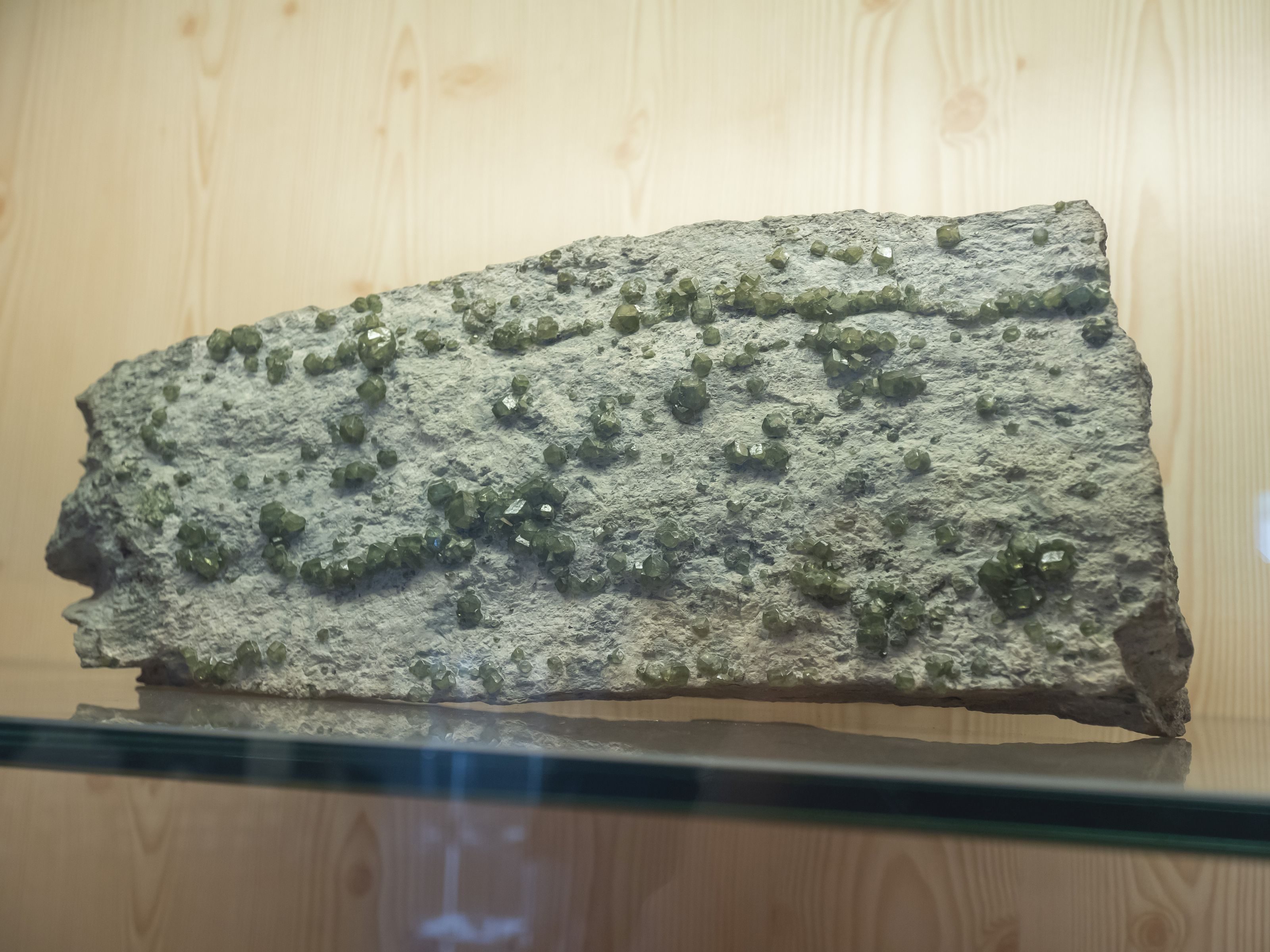 Andradit (var. demantoid), Chryzotil (var. azbest)