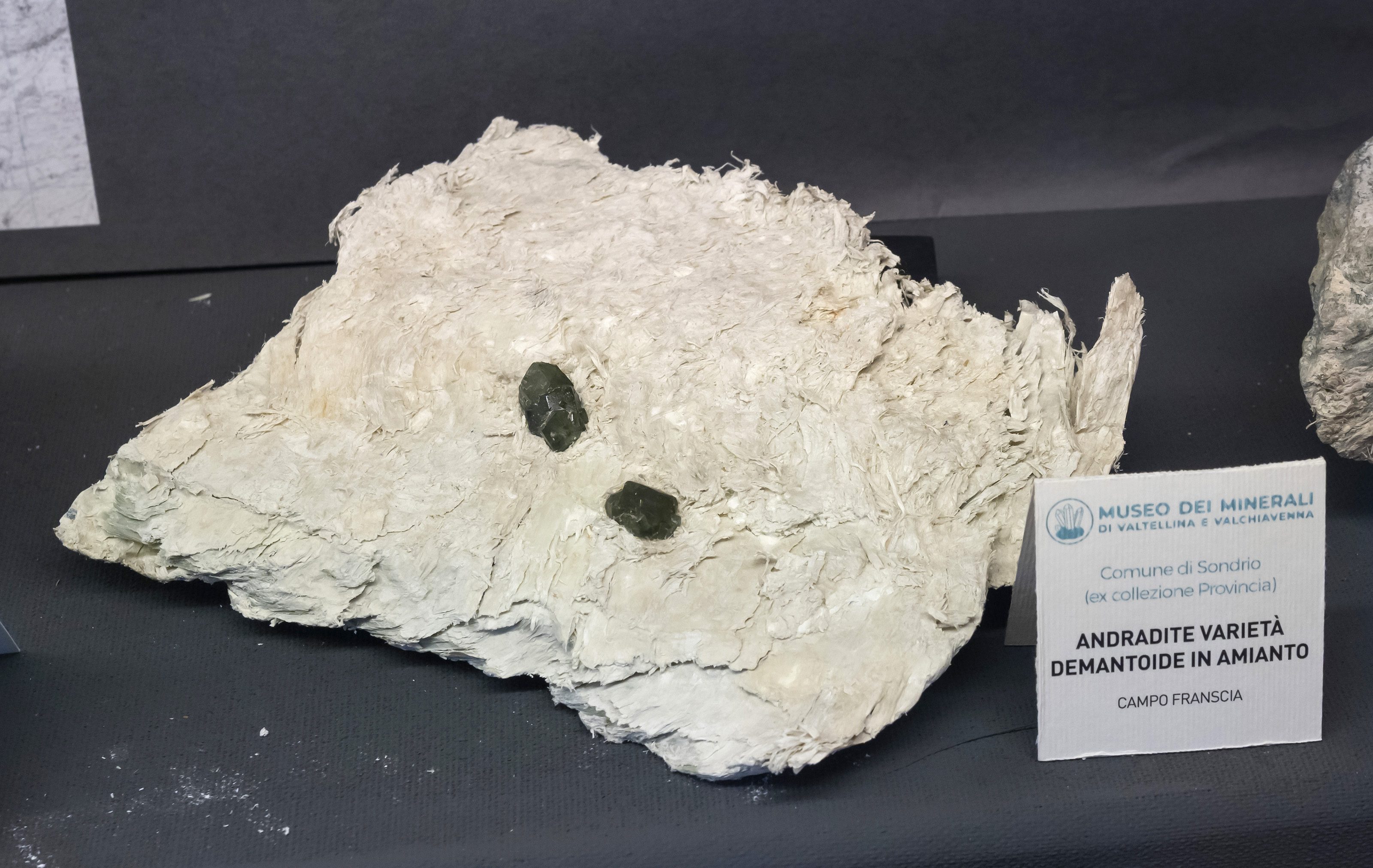 Chryzotil, Andradit (var. demantoid)