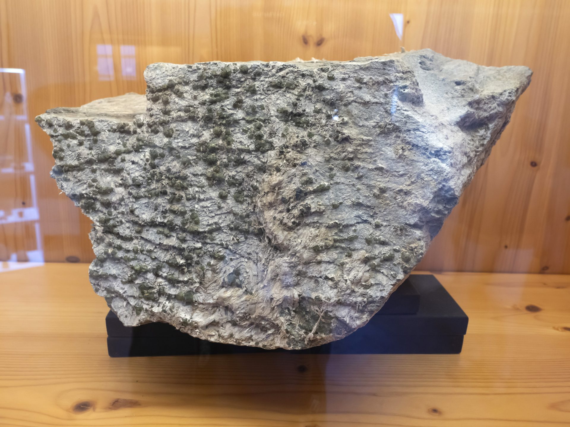 Fotografie minerálů Andradit (var. demantoid), Chryzotil (var. azbest) z lokality Sferlùn asbestos mine, Lanzada, Sondrio Province, Lombardy, Italy