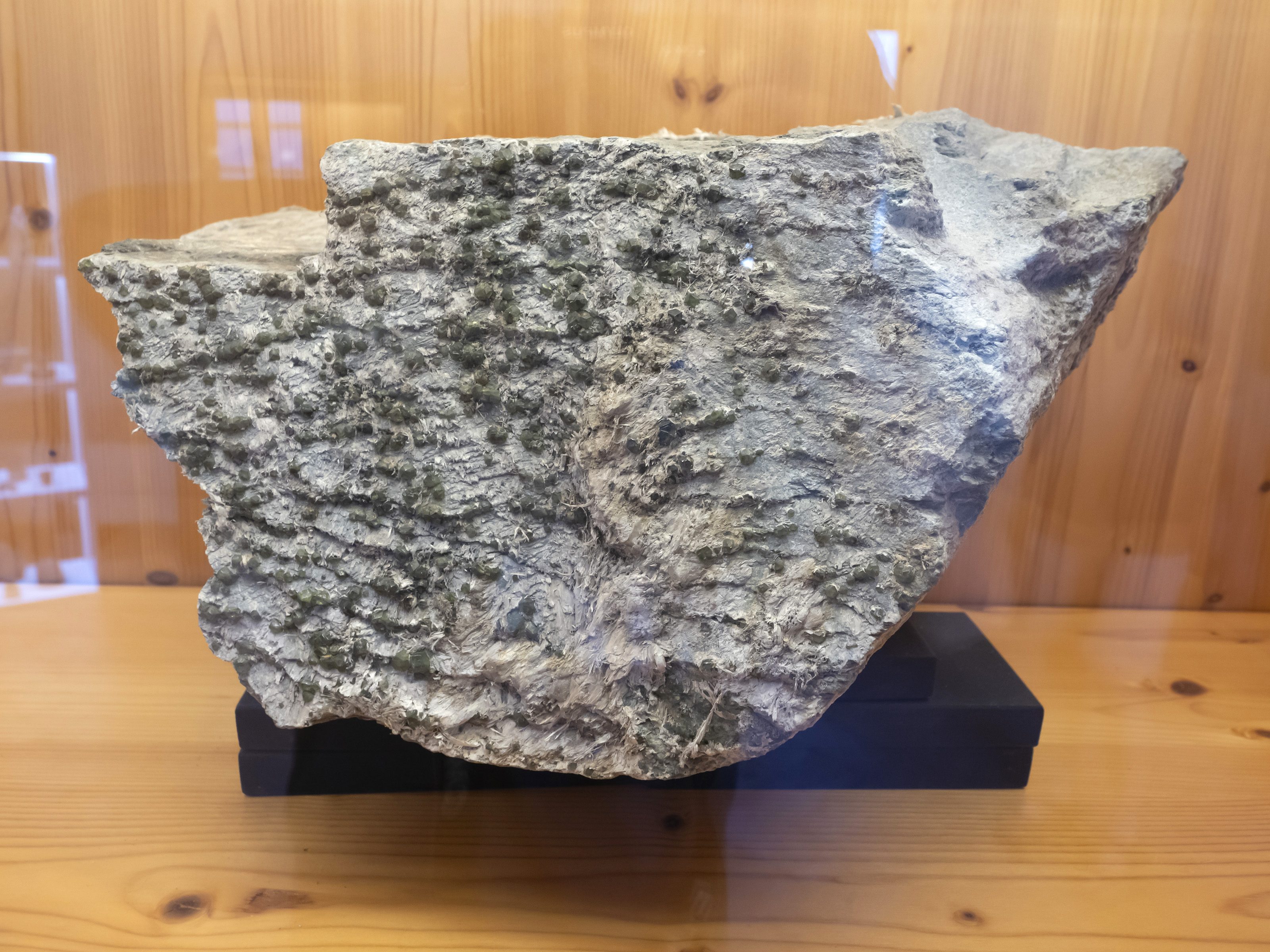 Andradit (var. demantoid), Chryzotil (var. azbest)