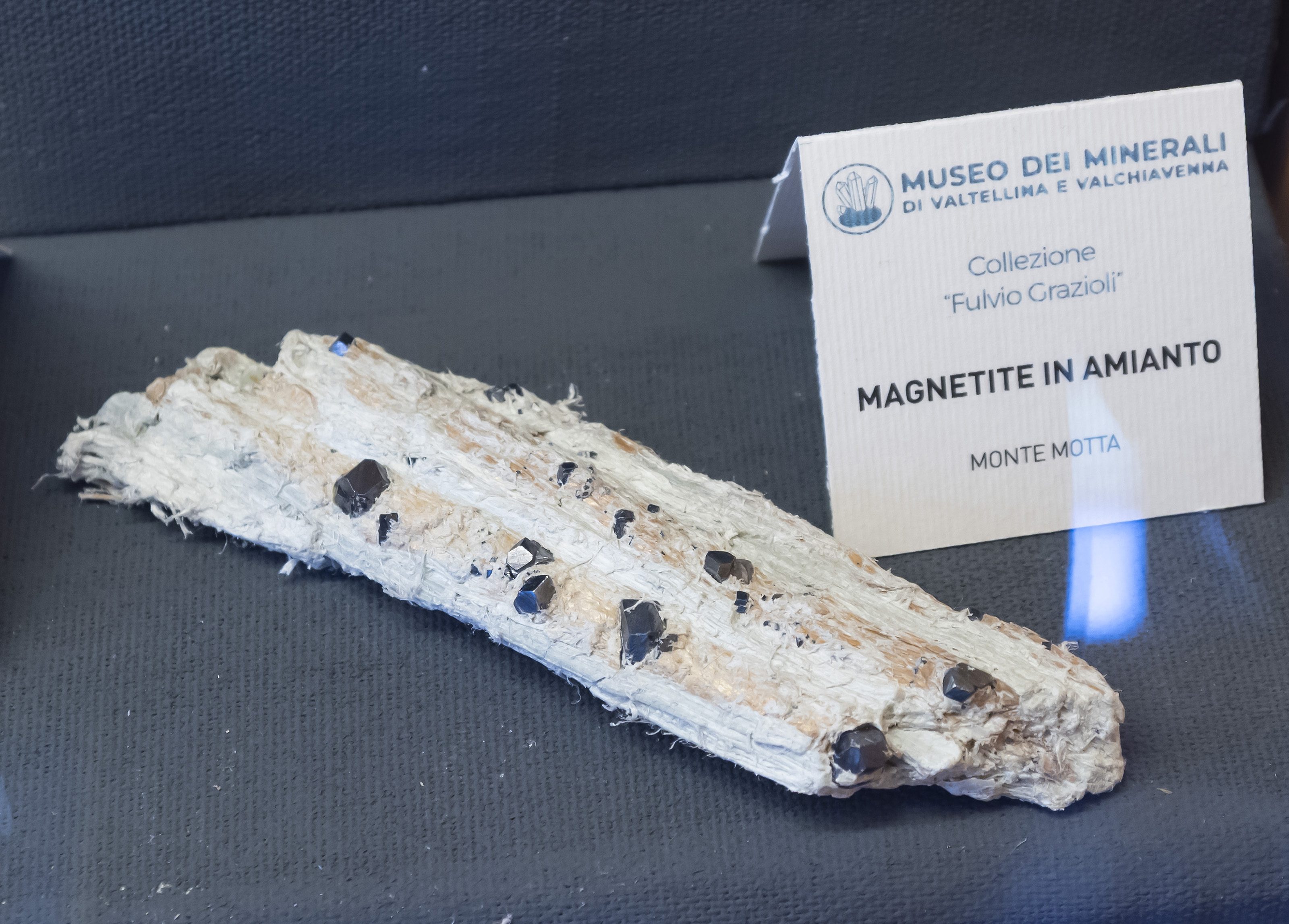 Magnetit, Chryzotil (var. azbest)