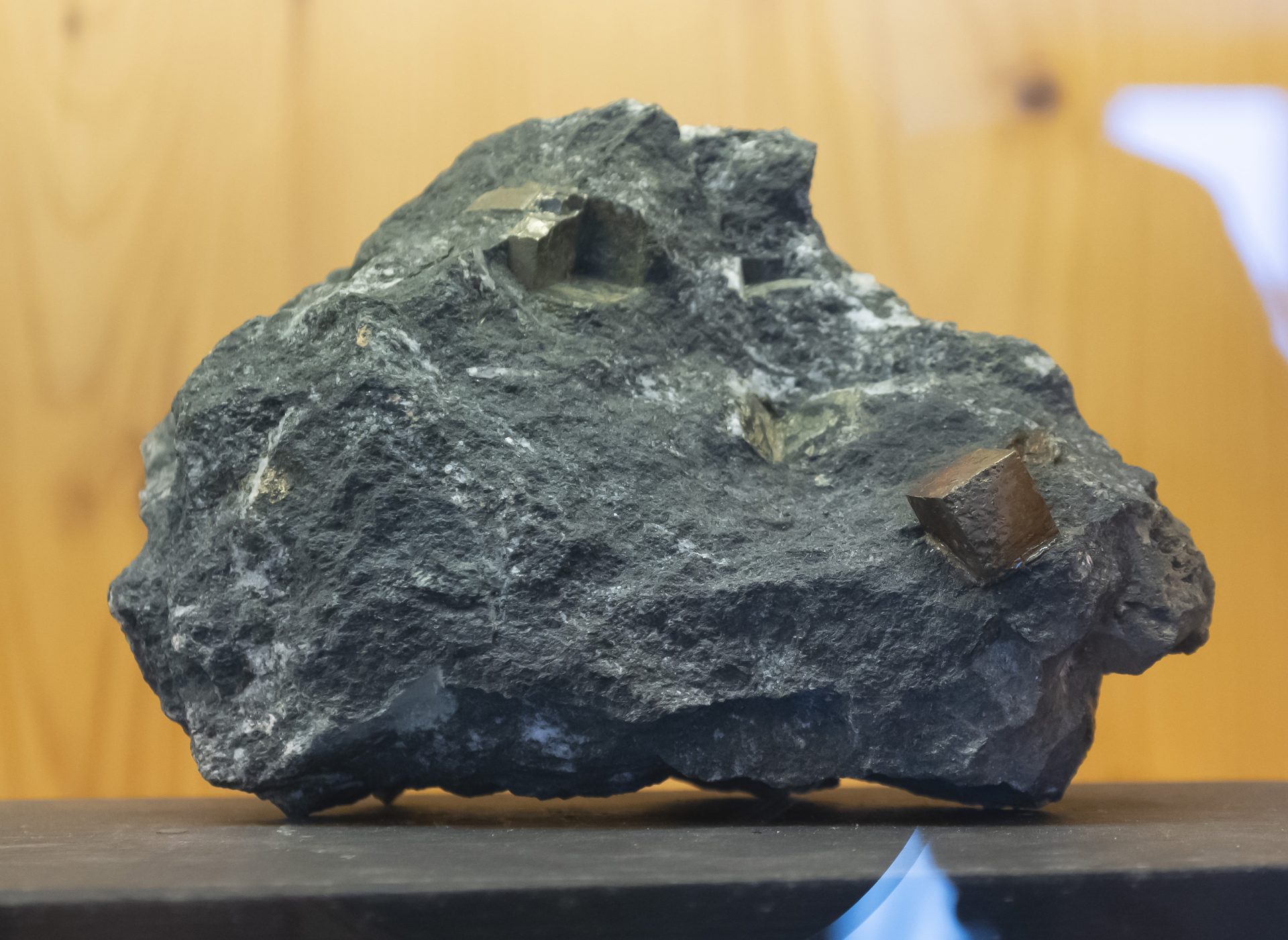 Fotografie minerálu Pyrit z lokality Sifone di Caspoggio, Sondrio Province, Lombardy, Italy