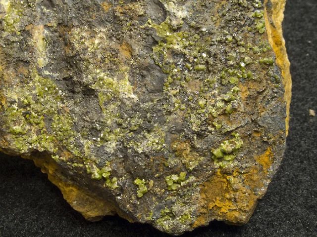Fotografie minerálu Pyromorfit z lokality Příbram, důl Řimbaba, Czech Republic