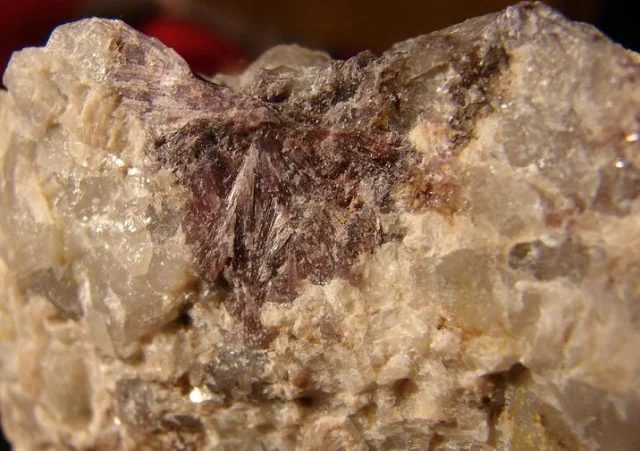 Fotografie minerálu Elbait (var. rubelit) z lokality Rožná, Hradisko, Czech Republic
