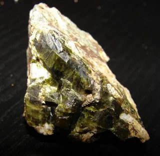 Fotografie minerálu Epidot z lokality Pfarrerb, Czech Republic