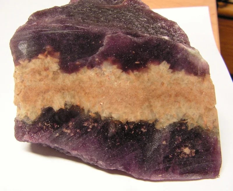 Fotografie minerálů Albit, Lepidolit z lokality Rožná, Czech Republic
