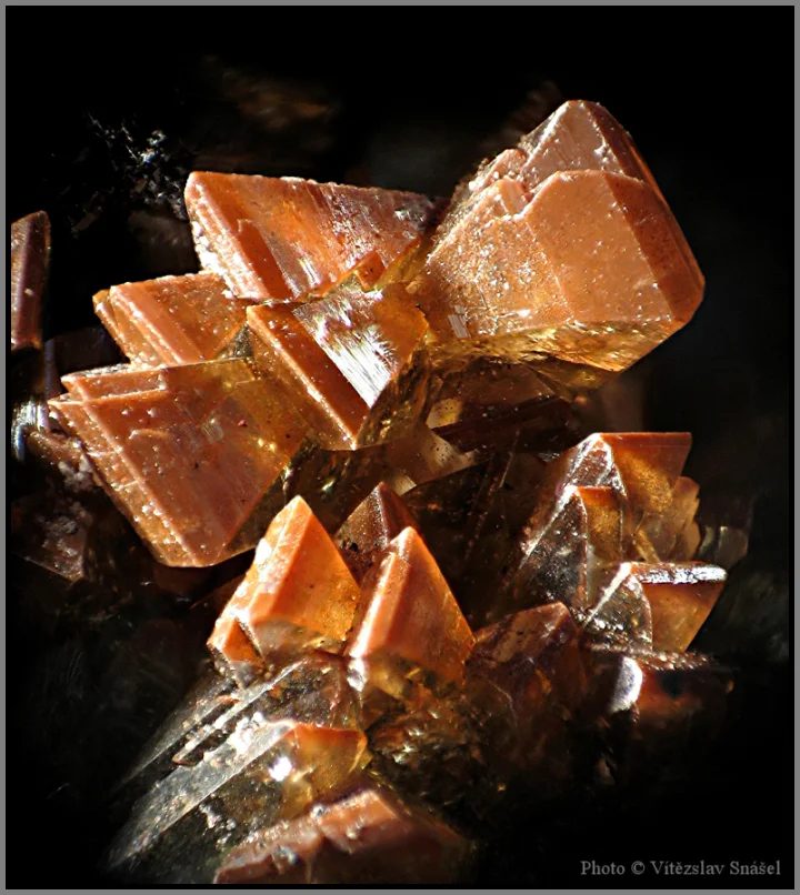 Fotografie minerálu Adamin z lokality Ojuela Mine, Mexico