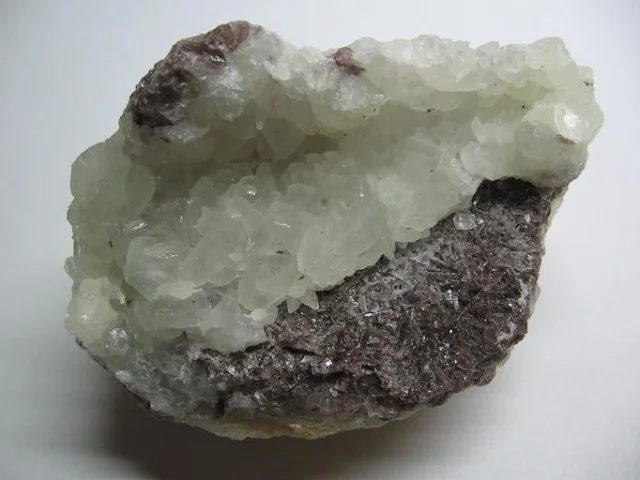 Fotografie minerálů Axinit-(Fe), Prehnit z lokality Libodřice, Czech Republic