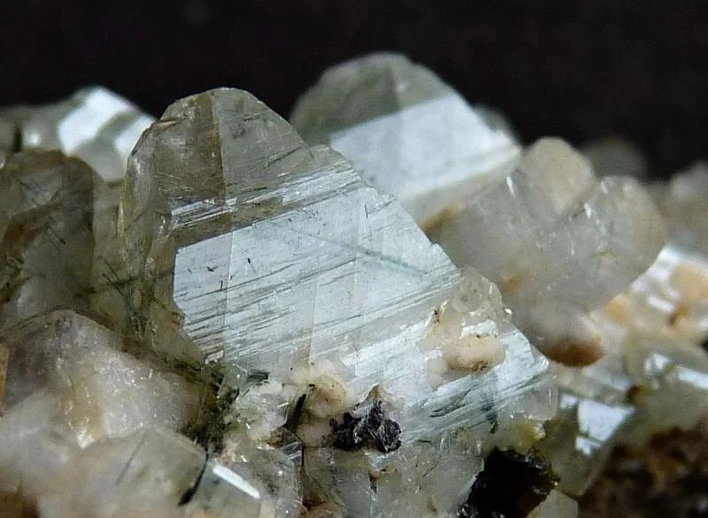 Fotografie minerálu Albit z lokality Sobotín, Pfarrerb, Czech Republic