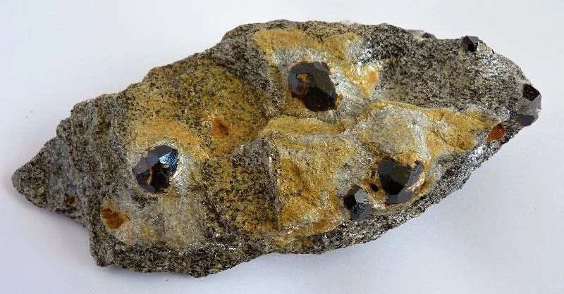 Fotografie minerálu Almandin z lokality Zlatý Chlum, Czech Republic