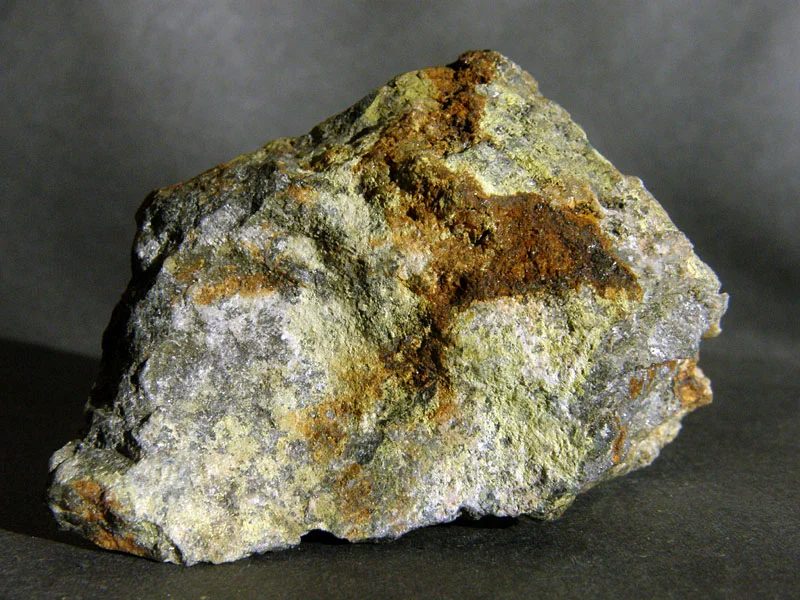 Fotografie minerálů Bizmutoferrit, Eulytin z lokality Háje, Potůčky, Czech Republic