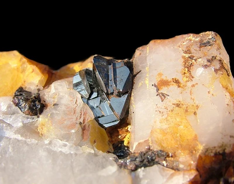 Fotografie minerálu Kassiterit z lokality Krásno, Czech Republic