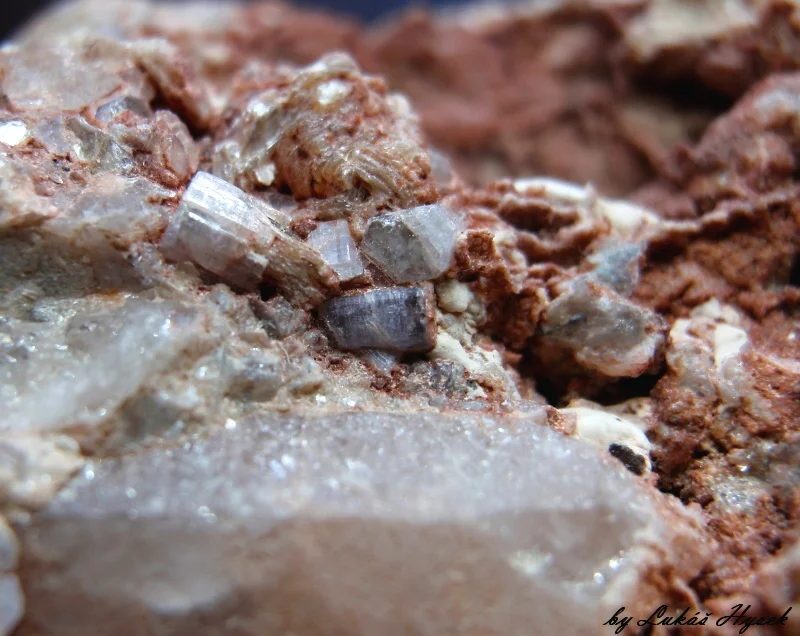 Fotografie minerálu Fluorapatit z lokality Rožná, Borovina, Czech Republic