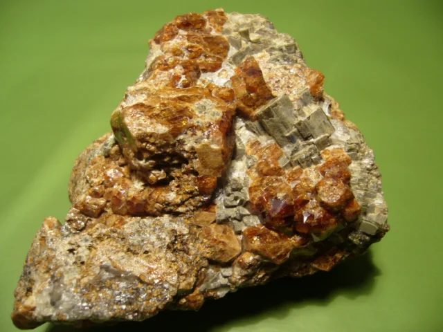 Fotografie minerálů Grossulár (var. hessonit), Vesuvián z lokality Vápenná, Czech Republic