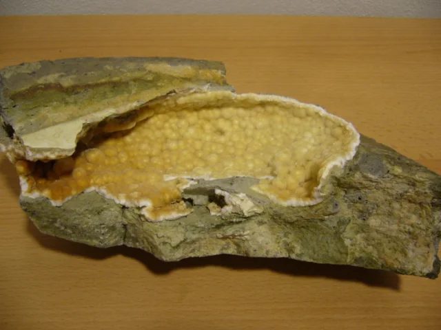 Fotografie minerálu Natrolit z lokality Dobrná, Czech Republic