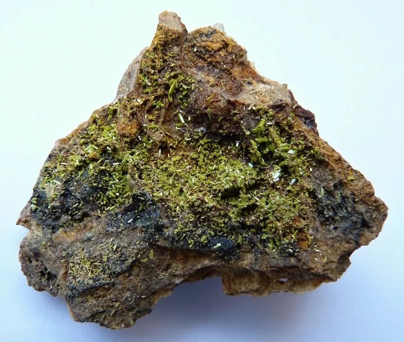 Fotografie minerálu Pyromorfit z lokality Nová Ves u Rýmařova, Czech Republic