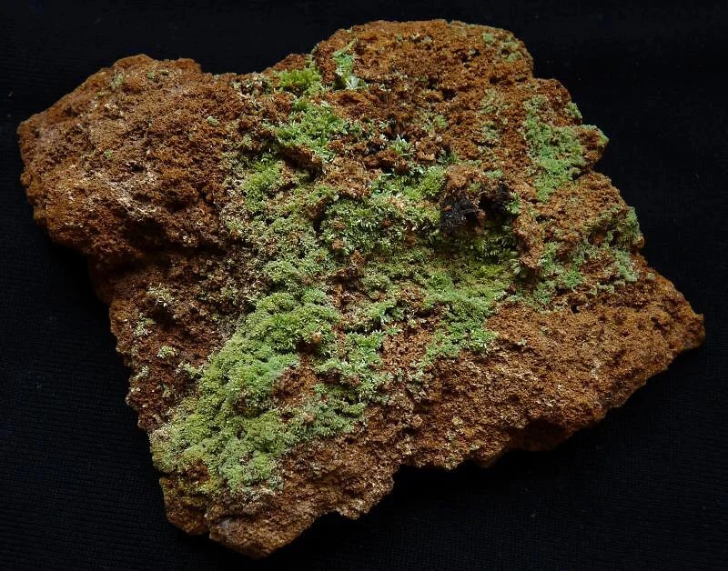 Fotografie minerálu Pyromorfit z lokality Zlaté Hory, Czech Republic