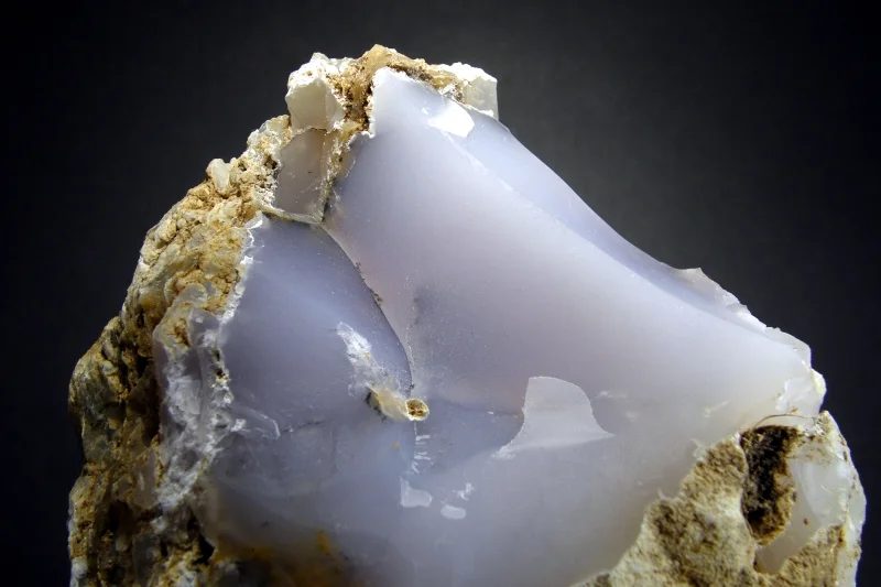Fotografie minerálu Křemen (var. chalcedon) z lokality Chlum u Křemže, Czech Republic