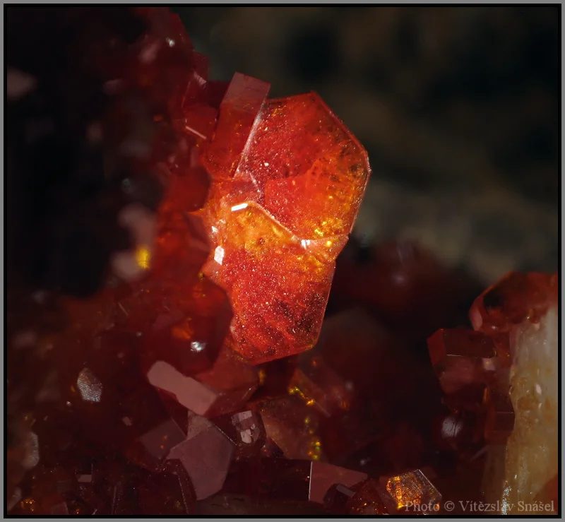 Fotografie minerálu Vanadinit z lokality Mibladen, Morocco