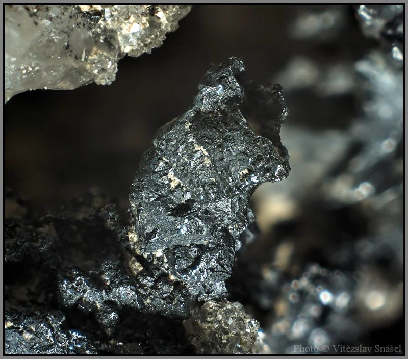 Fotografie minerálu Akantit z lokality Moldava, Czech Republic