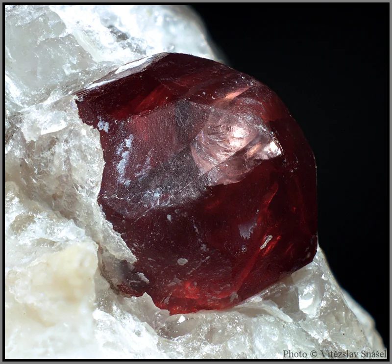 Fotografie minerálu Almandin z lokality Přibyslavice, Czech Republic