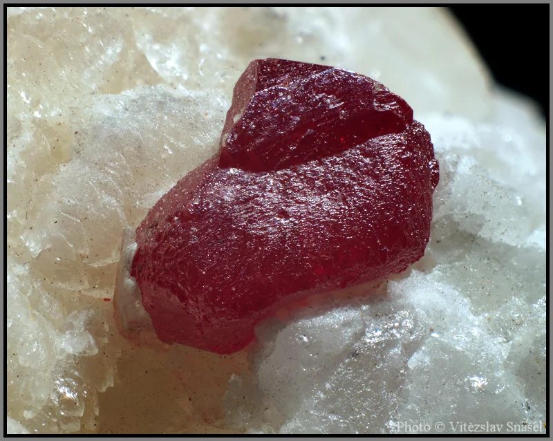 Fotografie minerálu Cinnabarit z lokality Tongren, China