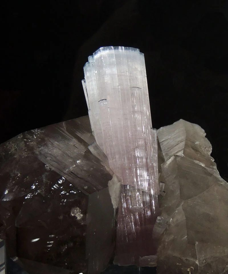 Fotografie minerálu Elbait z lokality Minas Gerais, Brazil