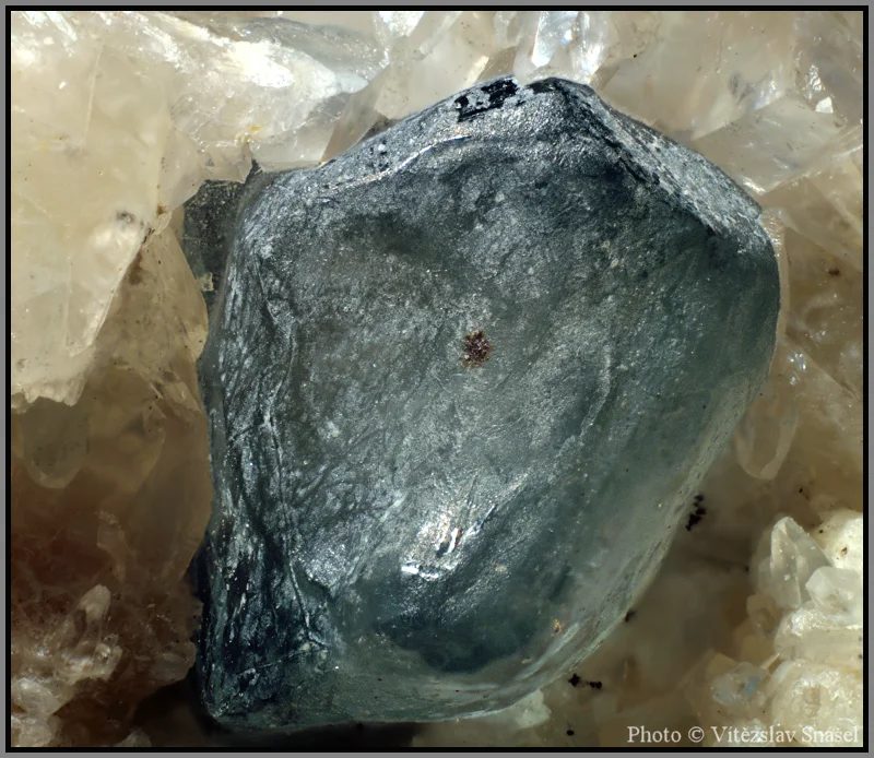 Fotografie minerálu Fluorapatit z lokality Slyudyanka, Russia