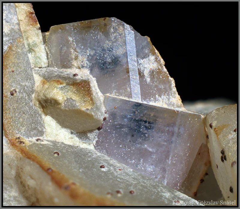 Fotografie minerálu Fluorapatit z lokality Hubský peň, Horní Slavkov, Czech Republic
