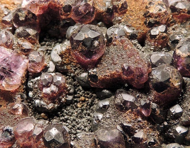 Fotografie minerálu Fluorit z lokality Hora Svatého Šebestiána, Czech Republic