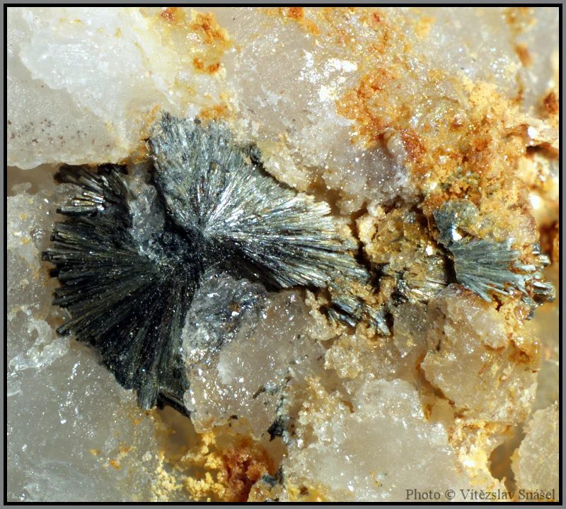 Fotografie minerálu Parasymplesit z lokality Lescondan, Britanny, France