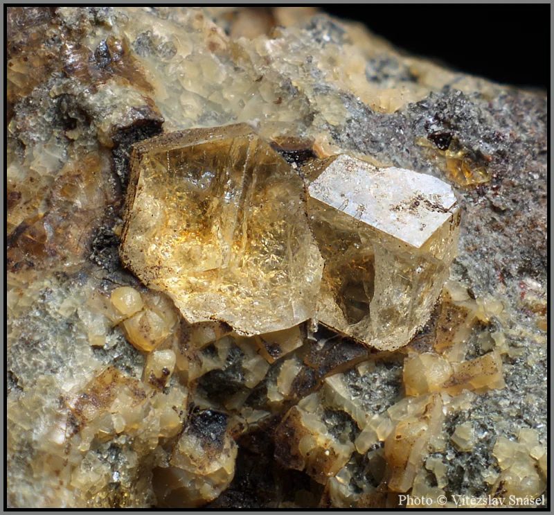 Fotografie minerálu Paulingit-(Ca) z lokality Vinařice, Czech Republic