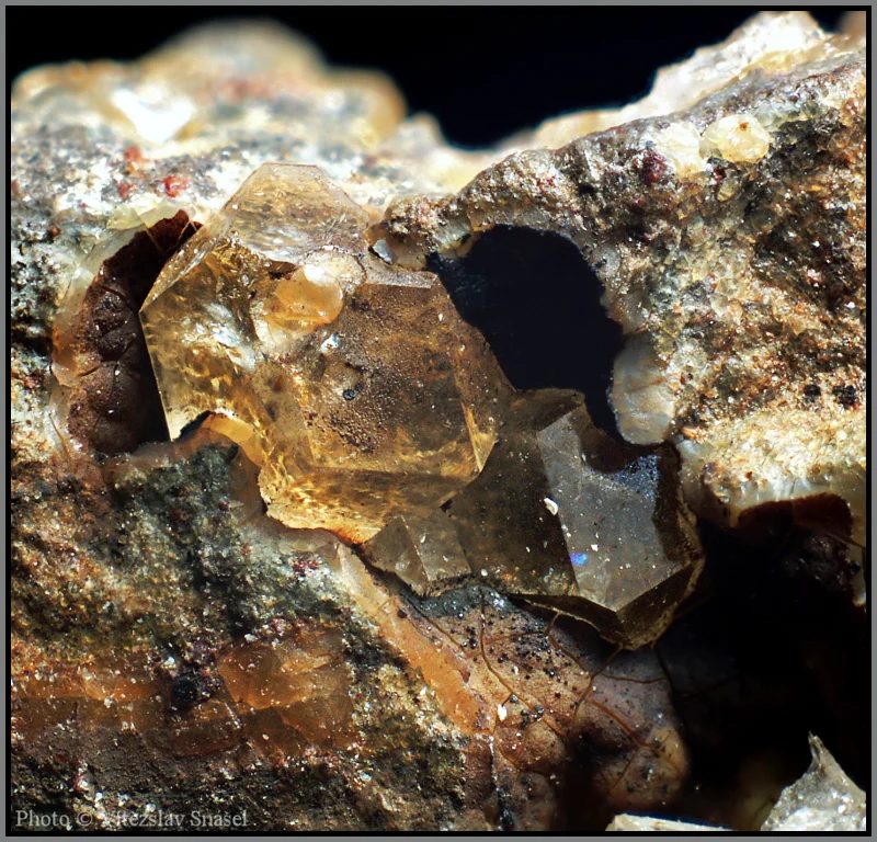 Fotografie minerálu Paulingit-(Ca) z lokality Vinařice, Czech Republic