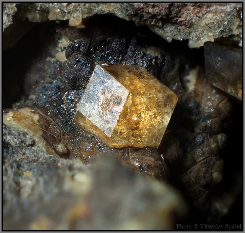 Fotografie minerálu Paulingit-(Ca) z lokality Vinařice, Czech Republic