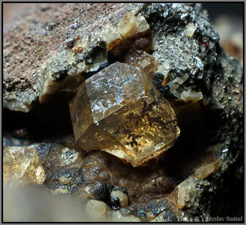 Fotografie minerálu Paulingit-(Ca) z lokality Vinařice, Czech Republic