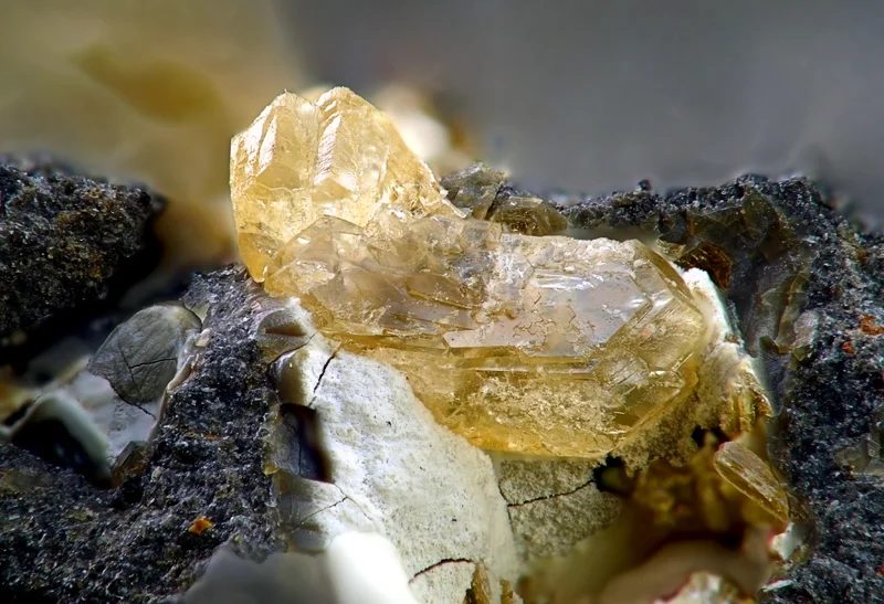 Fotografie minerálu Phillipsit-(Ca) z lokality Vinařice, Czech Republic