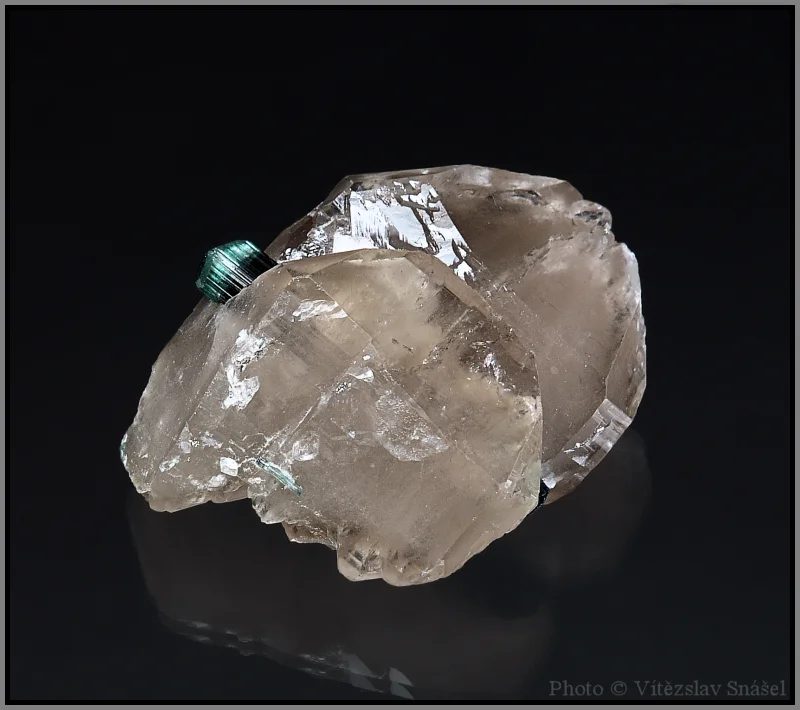 Fotografie minerálů Elbait (var. verdelit), Křemen z lokality Shengus, Haramosh Mts., Skardu District, Gilgit-Baltistan, Pakistan