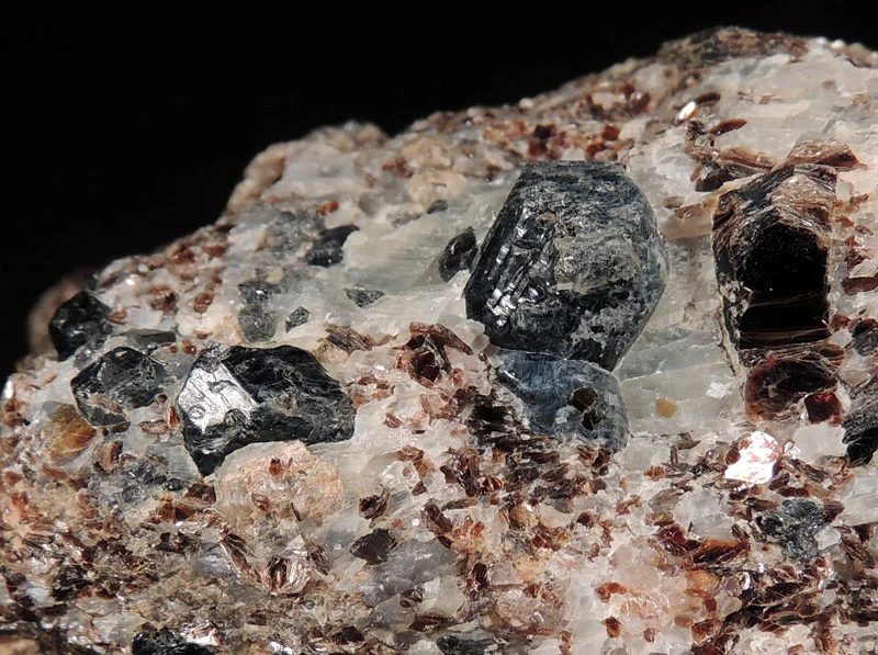 Fotografie minerálů Flogopit, Safirín z lokality Betroka, Tuléar, Madagascar
