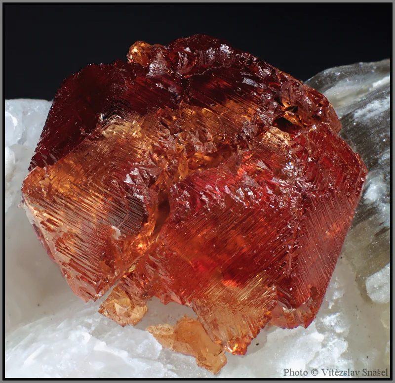Fotografie minerálu Spessartin z lokality Malkhan, Russia
